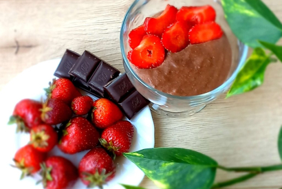 Przepis na budyń jaglany czekoladowy z truskawkami